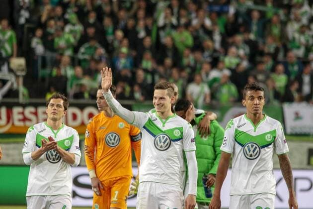 Fußball, UEFA Champions League, VfL Wolfsburg - Real Madrid CF; Julian Draxler (Wolfsburg, 10) und Luiz Gustavo (Wolfsburg,22, Kapitän, captain) bedankt sich bei Fans, Dank, bedanken, feiern. xtgx