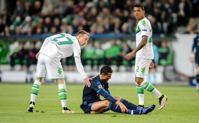 6. April 2016: Wolfsburg, Volkswagen Arena: Fussball UEFA Champions League, Viertelfinale: VfL Wolfsburg - Real Madrid: Wolfsburgs Maximilian Arnold (weiss) troestet Madrids Cristiano Ronaldo.