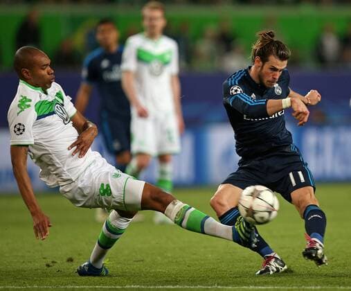06.04.2016, Fussball UEFA Champions League 2015 2016, Viertelfinale, Hinspiel, VfL Wolfsburg - Real Madrid, in der Volkswagen Arena, Wolfsburg. v.l. Naldo (Wolfsburg) gegen Gareth Bale (Real Madrid) 
