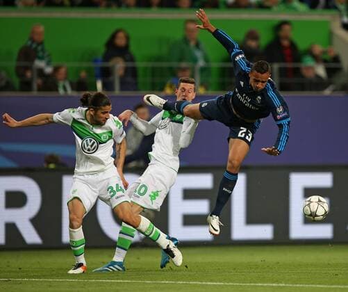 06.04.2016, Fussball UEFA Champions League 2015 2016, Viertelfinale, Hinspiel, VfL Wolfsburg - Real Madrid, in der Volkswagen Arena, Wolfsburg. v.l. Ricardo Rodriquez (Wolfsburg) und Julian Draxler (Wolfsburg) gegen Danilo (Real Madrid) 