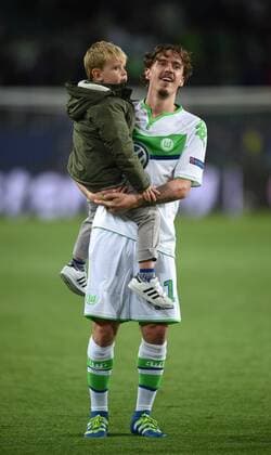 Max KRUSE (VfL) freut sich nach dem Spiel mit seinem Sohn ueber den 2:0 Sieg. Fussball international: UEFA Championsleague, Saison 2015 2016, Viertelfinale Hinspiel: VfL Wolfsburg - Real Madrid in Wolfsburg, Deutschland am 06.04.2016,