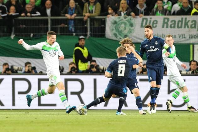 Julian Draxler (VfL Wolfsburg) gegen Toni Kroos (Real Madrid) - Champions League Viertelfinale Saison 2015-2016 VfL Wolfsburg vs. Real Madrid in der Volkswagen Arena in Wolfsburg - Aktion,Deutschland, Fussball, Mann,Männer,06.04.2016