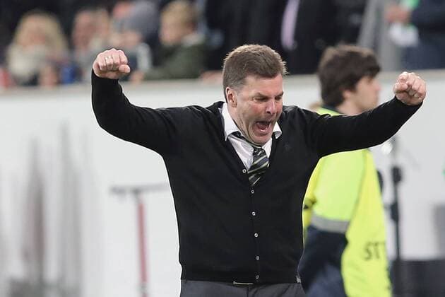 Headcoach Dieter Hecking (VfL Wolfsburg) reisst jubelnd die Arme hoch, Sieg