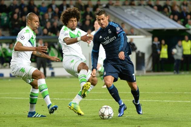 v.li.: NALDO (VfL Wolfsburg, 25) DANTE (VfL Wolfsburg, 18) Cristiano RONALDO (Real Madrid, CR7, 7) im Dreikampf, Duell, duel, duelo, tackle, Dynamik, Action, Aktion, Fussball, UEFA Champions League, VfL Wolfsburg - Real Madrid, xslx