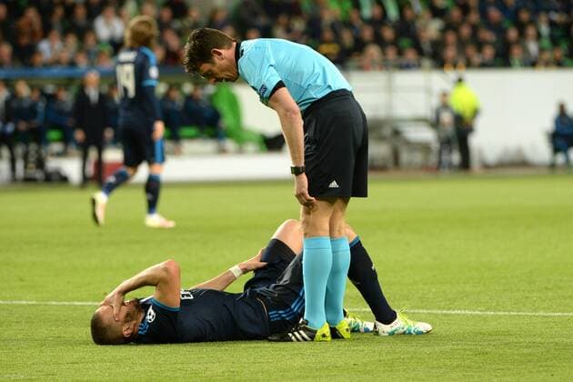 v.li.: Karim BENZEMA (Real Madrid, 9) mit Schmerzen nach einem Foul, racked with pain, Gianluca Rocchi (Schiedsrichter, Referee, Árbitro) erkundigt sich Fussball, UEFA Champions League, VfL Wolfsburg - Real Madrid, xslx