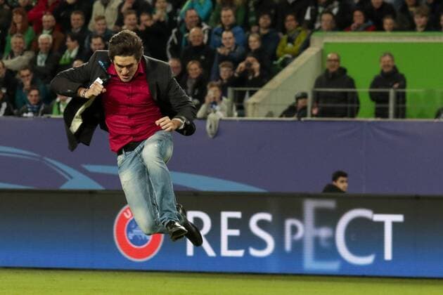 Fußball, UEFA Champions League, VfL Wolfsburg - Real Madrid CF; Flitzer Freisteller, Einzelbild, Aktion, action. Respekt, Respect UEFA. xtgx