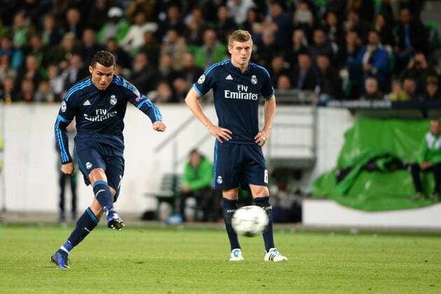 v.li.: Cristiano RONALDO (Real Madrid, CR7, 7) schießt einen Freistoß, freekick, Fussball, UEFA Champions League, VfL Wolfsburg - Real Madrid, xslx