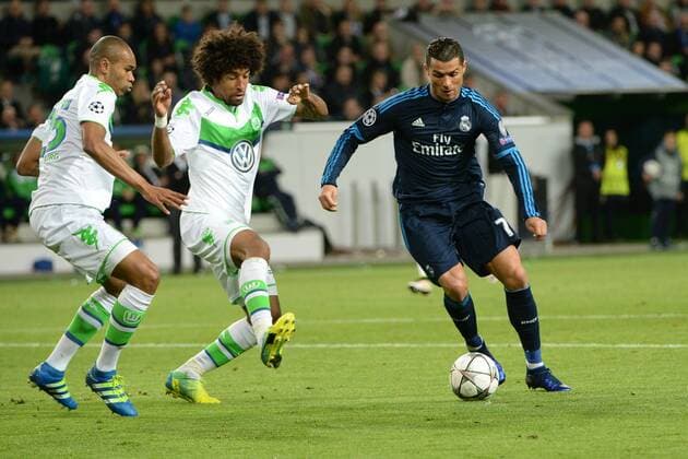 v.li.: NALDO (VfL Wolfsburg, 25) DANTE (VfL Wolfsburg, 18) Cristiano RONALDO (Real Madrid, CR7, 7) im Dreikampf, Duell, duel, duelo, tackle, Dynamik, Action, Aktion, Fussball, UEFA Champions League, VfL Wolfsburg - Real Madrid, xslx