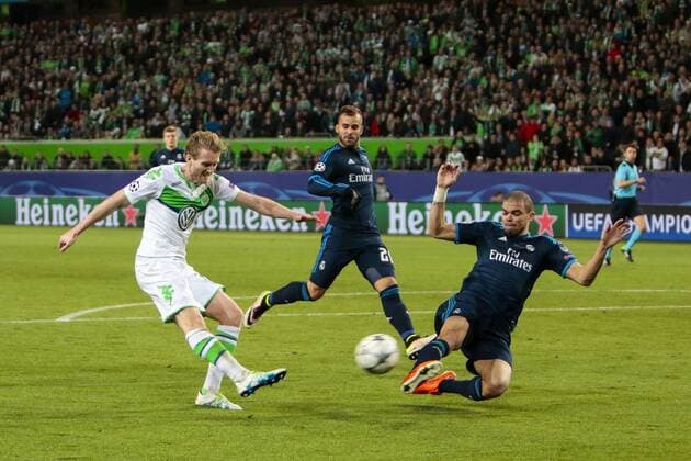 Fußball, UEFA Champions League, VfL Wolfsburg - Real Madrid CF; Andre Schürrle (Wolfsburg, 17) Torschuss schießt, Pepe kommt zu spät. xtgx