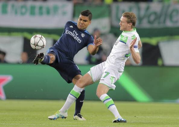 Andre SCHUERRLE, WOB 17 Zweikampf , Aktion um den Ball gegen CASEMIRO, Real Madrid 14 VFL WOLFSBURG - REAL MADRID 2-0 Quarterfinal, Football UEFA Champions League, Wolfsburg, 06.04.2016 CL Saison 2015 2016