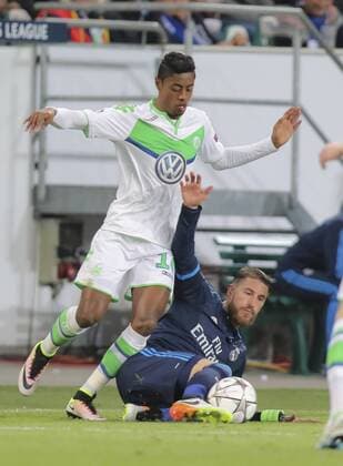 Bruno ENRIQUE, WOB 16 Zweikampf , Aktion um den Ball gegen Sergio RAMOS, Real Madrid 4 hinten Zinedine ZIDANE, Trainer Real Madrid VFL WOLFSBURG - REAL MADRID 2-0 Quarterfinal, Football UEFA Champions League, Wolfsburg, 06.04.2016 CL Saison 2015 2016