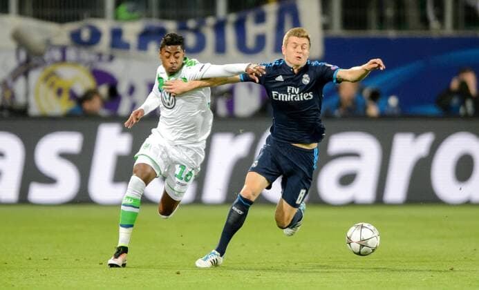 6. April 2016: Wolfsburg, Volkswagen Arena: Fussball UEFA Champions League, Viertelfinale: VfL Wolfsburg - Real Madrid: Wolfsburgs Bruno Henrique (weiss) gegen Madrids Toni Kroos.