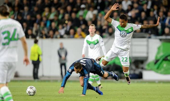 6. April 2016: Wolfsburg, Volkswagen Arena: Fussball UEFA Champions League, Viertelfinale: VfL Wolfsburg - Real Madrid: Wolfsburgs Luiz Gustavo (weiss) gegen Madrids Cristiano Ronaldo.