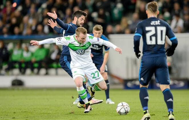 6. April 2016: Wolfsburg, Volkswagen Arena: Fussball UEFA Champions League, Viertelfinale: VfL Wolfsburg - Real Madrid: Wolfsburgs Maximilian Arnold (weiss) gegen Madrids Isco.
