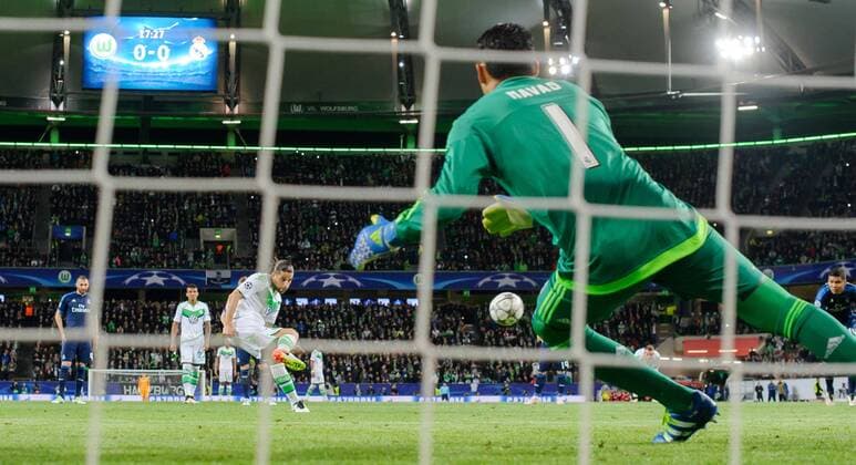 6. April 2016: Wolfsburg, Volkswagen Arena: Fussball UEFA Champions League, Viertelfinale: VfL Wolfsburg - Real Madrid: Wolfsburgs Ricardo Rodriguez trifft per Elfmeter zum 1:0 gegen Madrids Torwart Keylor Navas.