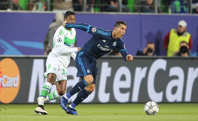 Bruno Henrique (VfL Wolfsburg) im Duell mit Cristiano Ronaldo (Real Madrid)
