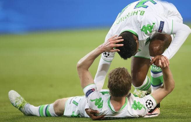 Nach dem Foul an Andre Schuerrle (VfL Wolfsburg) gab es Elfmeter, Bruno Henrique (VfL Wolfsburg) beglückwünscht ihn dazu