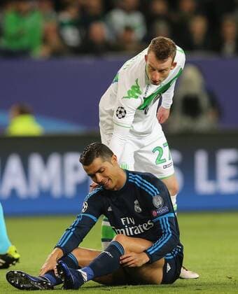 Enttäuscht am Boden Cristiano Ronaldo (Real Madrid), Maximilian Arnold (VfL Wolfsburg) tröstet ihn
