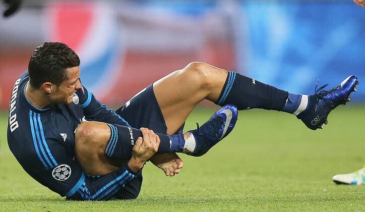 Cristiano Ronaldo (Real Madrid) mit Loch im Stutzen
