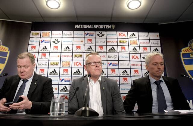 160407 Jan Andersson wird nach der EM 2016 Schweden s neuer Nationaltrainer - PK in Stockholm. Till vänster Svenska Fotbollsförbundets ordförande Karl-Erik Nilsson och till höger Svenska Fotbollsförbundets generalsekreterare Hakan Sjöstrand.  Copyright: JOELxMARKLUND BB160407JM003