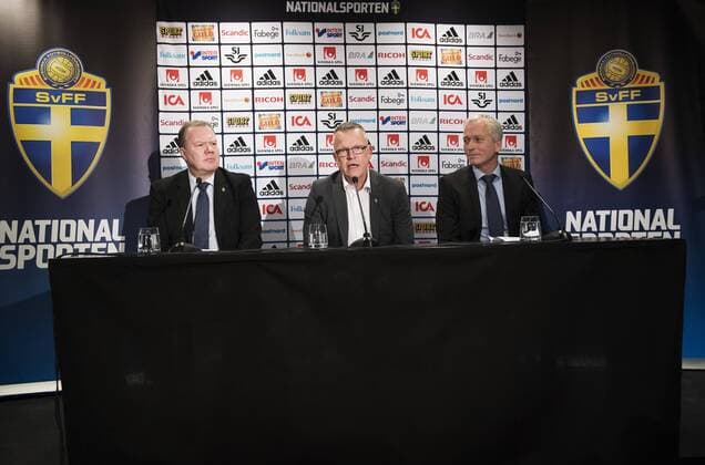 160407 Jan Andersson wird nach der EM 2016 Schweden s neuer Nationaltrainer - PK in Stockholm. Till vänster Svenska Fotbollförbundets ordförande Karl-Erik Nilsson och till höger generalsekreterare Hakan Sjöstrand.  Copyright: JOELxMARKLUND BB160407JM033