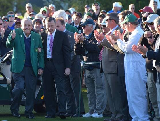 Honorary starter Arnold Palmer gives a thumbs up when he arrives at the first tee box at the 2016 Masters Tournament at Augusta National in Augusta, Georgia on April 7, 2016.  AUG20160407112A KEVINxDIETSCH