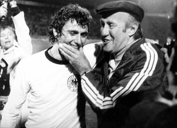 Europameisterschaft Halbfinale, Jugoslawien - BR Deutschland in Novi Sad: Dieter Müller (li.) und Bundestrainer Helmut Schön (beide BRD) jubeln nach Spielschluss
