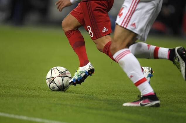 05.04.2016, Fussball Championsleague 2015 2016, Viertelfinale Hinspiel, FC Bayern München - Benfica Lissabon, in der Allianzarena München. Spieler am Ball. 