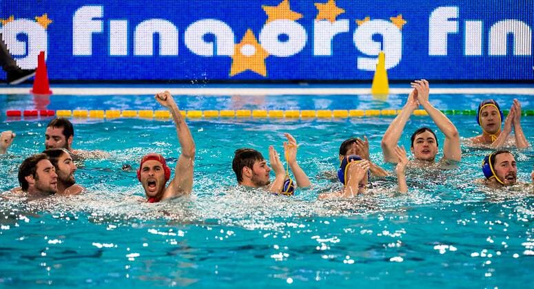 Team ESP cheers for Olympic qualification FINA Men s Water polo Wasserball Olympic Games Olympische Spiele Olympia OS Qualifications Tournament 2016 quarter final Canada CAN (White) Vs Spain ESP (Blue) Trieste, Italy - Swimming Pool Nationalteam Länderspiel GiorgioxScala