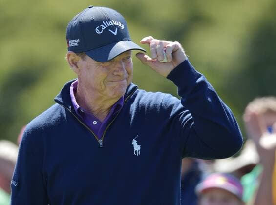 Tom Watson tips his hat on the first tee box in the second round of the 2016 Masters Tournament at Augusta National in Augusta, Georgia on April 8, 2016. Tom Watson announced that this 2016 Masters will be his last.  MAS20160408132 KEVINxDIETSCH