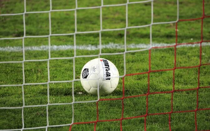 Fussball, Symbolfoto, Ball liegt auf dem Rasen, Ball liegt im Tor, Fussballtor, Torlinie, Tornetz, Torlinientechnik Sport, Fussball, Symbolfoto, Ball liegt auf dem Rasen, Ball liegt im Tor, Fussballtor, Torlinie, Tornetz, Torlinientechnik, sports, football, symbolism, ball lies on the turf, soccer goal, goalline, goal net