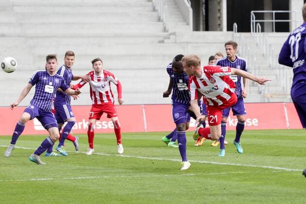 Erfurt, 090416 , FC Rot Weiß Erfurt spielt im Steigerwaldstadion gegen den VFL Osnabrück, die Erfurter Fans dürfen das erste mal auf die neue Nordtribüne im Bild: Jens Möckel ( Erfurt) schießt den Ausgleich zum 1:1 ( Erfurt ) , das Tor