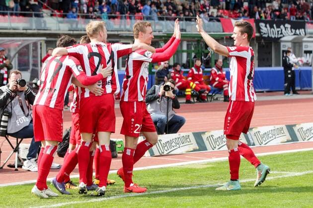 Erfurt, 090416 , FC Rot Weiß Erfurt spielt im Steigerwaldstadion gegen den VFL Osnabrück, die Erfurter Fans dürfen das erste mal auf die neue Nordtribüne im Bild: Torjubel nach dem 3:1 durch Luka Odak ( Erfurt )