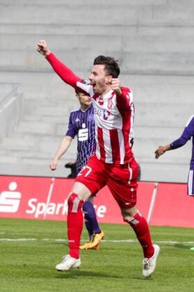 Erfurt, 090416 , FC Rot Weiß Erfurt spielt im Steigerwaldstadion gegen den VFL Osnabrück, die Erfurter Fans dürfen das erste mal auf die neue Nordtribüne im Bild: Torjubel nach dem 3:1 durch Luka Odak ( Erfurt )