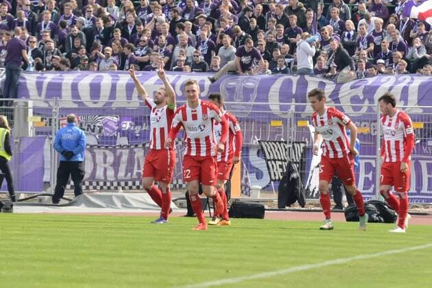 Fußball 3. Liga 33. Spieltag Rot Weiss Erfurt - VfL Osnabrück am 02.04.2016 im Steigerwaldstadion in Erfurt Sebastian Tyrla (Erfurt, links) jubelt Foto: osnapix FF