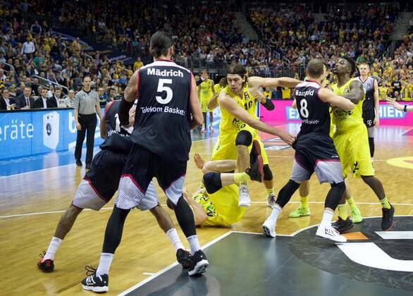 Basketball Berlin 09.04.2016 Beko-BBL 1. Bundesliga Saison 2015 2016 Alba Berlin - Telekom Baskets Bonn Gerangel auf den Spielfeld zwischen Alba und Bonn Schlägerei Ausschreitungen insgesamt wurden 7 Spieler disqualifiziert, 5 Bonner und 2 Berliner Kresimir Loncar (Alba Berlin, No.10) Andrej Mangold (Bonn, No.08) Will Cherry (Alba Berlin, No.22)