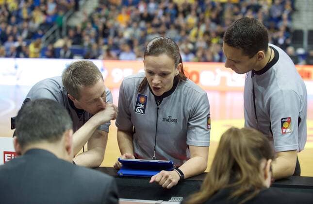 Basketball Berlin 09.04.2016 Beko-BBL 1. Bundesliga Saison 2015 2016 Alba Berlin - Telekom Baskets Bonn Gerangel auf den Spielfeld zwischen Alba und Bonn Schlägerei Ausschreitungen insgesamt wurden 7 Spieler disqualifiziert, 5 Bonner und 2 Berliner Schiedsrichterin Anne Panther entscheidet mit Videobeweis