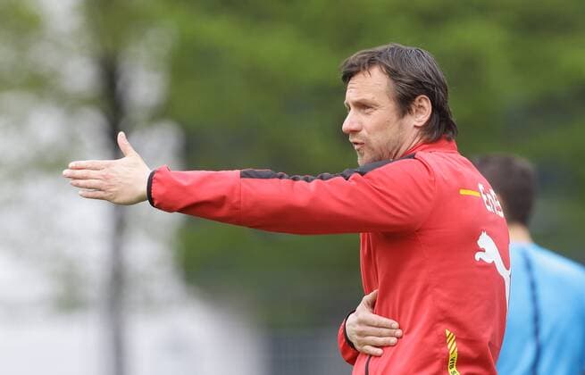 Stuttgart , Fußball U 17 Bundesliga VfB Stuttgart vs. SV Stuttgarter Kickers , Trainer heiko Gerber ( VfB )