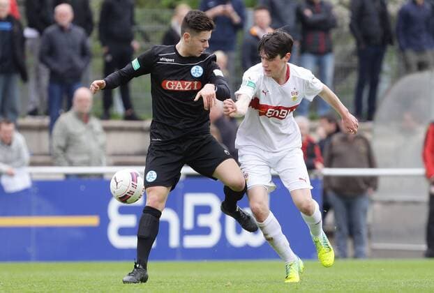 Stuttgart , Fußball U 17 Bundesliga VfB Stuttgart vs. SV Stuttgarter Kickers , von links: Ricardo Dias Matos ( Kickers ) Tim Rudloff ( VfB )