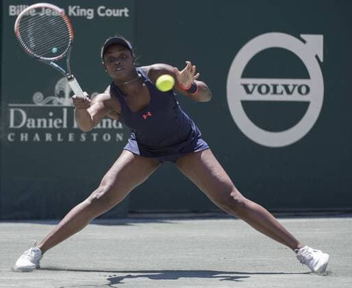 Tennis, WTA-Turnier in Charleston, Angelique Kerber gibt im Halbfinale auf April 9, 2016: Sloane Stephens (USA) defeated Angelique Kerber (GER) (retired) 6-1, 3-0, at the Volvo Car Open being played at Family Circle Tennis Center in Charleston, South Carolina. Ã‚Â© TENNIS 2016: Volvo Car Open APRIL 16 - ZUMAc04_