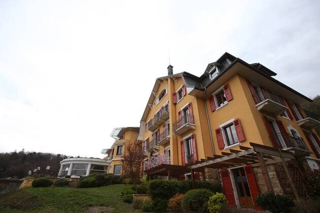 Fußball, EURO 2016, Quartier der Nationalmannschaft Islands in Annecy Le Vieux SOCCER - UEFA EURO EM Europameisterschaft Fussball 2016, preview ANNECY-LE-VIEUX,FRANCE,09.APR.16 - SOCCER - UEFA European Championship EM Europameisterschaft 2016 in France, preview, base camp team Iceland, Les Tresoms Lake and Spa Resort. Image shows the hotel. GEPAxpictures xAndreasxPranter