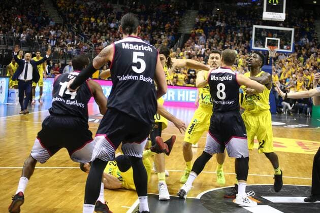 Langston Hall (Bonn), Dirk Mädrich (Bonn), Kresimir Loncar (ALBA Berlin), Andrej Mangold (Bonn), hinten Ismet Akpinar (ALBA Berlin), Will Cherry (ALBA Berlin), im 3. Viertel gab es einen Streit zwischen den Spielern ALBA Berlin - Telekom Baskets Bonn Basketball, BEKO BBL , Herren, men, Saison 2015 2016 Berlin, 9.4.2016 , Mercedes-Benz Arena