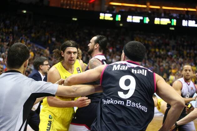 Kresimir Loncar (ALBA Berlin), links, rechts Sean Marshall (Bonn), beim 3. Viertel beinerner Auseinandersetzung zwischen den Spielern ALBA Berlin - Telekom Baskets Bonn Basketball, BEKO BBL , Herren, men, Saison 2015 2016 Berlin, 9.4.2016 , Mercedes-Benz Arena