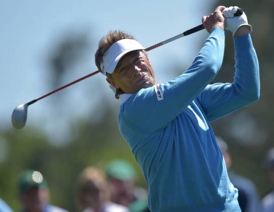 Bilder des Tages - SPORT Bernhard Langer of Germany hits his tee shot on the 8th hole in the third round of the 2016 Masters Tournament at Augusta National in Augusta, Georgia on April 9, 2016.  MAS20160409113 KEVINxDIETSCH