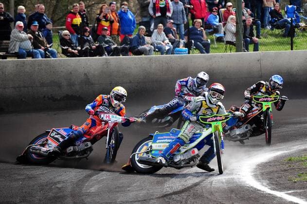 Bilder des Tages - SPORT Ronny Weis (WFB, re.) gegen Sandro Wassermann (ACL) - Speedway Bundesliga: Wolfslake Fabulaz Berlin - AC Landshut Devils
