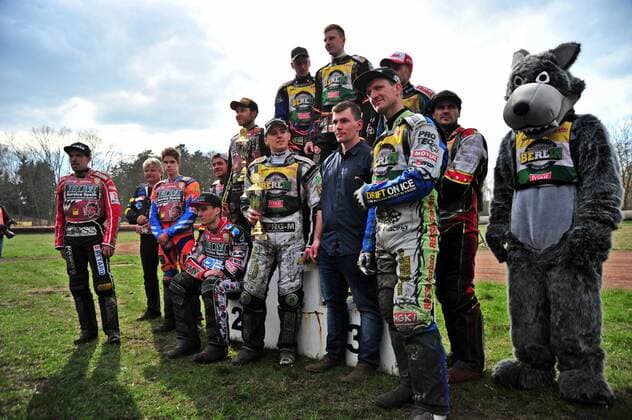 Siegerehrung mit Sieger Wolfslake: Mathias Schultz, Steven Mauer, Piotr Protasiewicz, Grzegorz Zengota, Ronny Weis, Christian Hefenbrock und dem Maskottchen - Speedway Bundesliga: Wolfslake Fabulaz Berlin - AC Landshut Devils