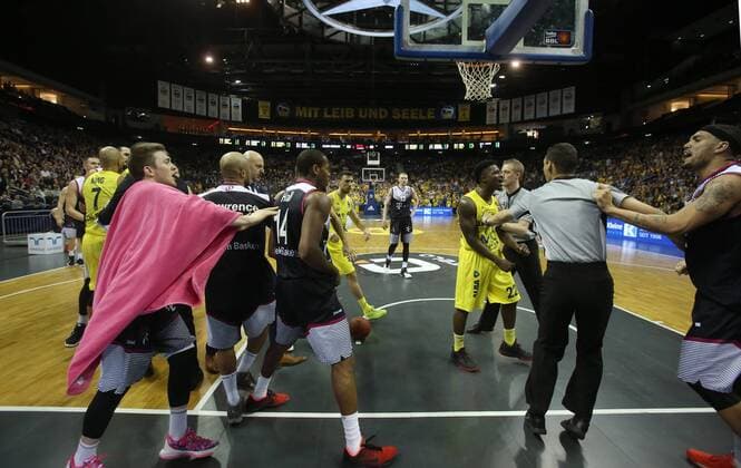 Ein Eklat im 3. Viertel: die Spieler geraten aneinander, vl Rotnei Clarke (Bonn), Eugene Lawrence (Bonn), Langston Hall (Bonn), Will Cherry (ALBA Berlin), Schiedsrichter, Sean Marshall (Bonn), ALBA Berlin - Telekom Baskets Bonn Basketball, BEKO BBL , Herren, men, Saison 2015 2016 Berlin, 9.4.2016 , Mercedes-Benz Arena