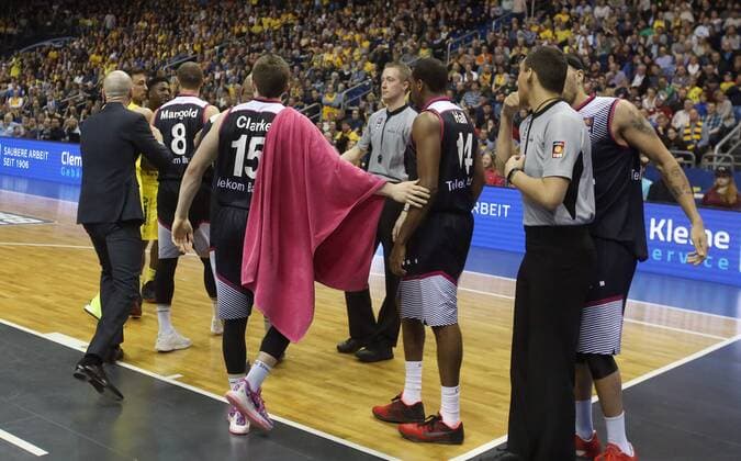 Ein Eklat im 3. Viertel: hinten Ismet Akpinar (ALBA Berlin), Will Cherry (ALBA Berlin), rechts Andrej Mangold (Bonn), Rotnei Clarke (Bonn), Langston Hall (Bonn), Sean Marshall (Bonn), und zwei Schiedsrichter ALBA Berlin - Telekom Baskets Bonn Basketball, BEKO BBL , Herren, men, Saison 2015 2016 Berlin, 9.4.2016 , Mercedes-Benz Arena