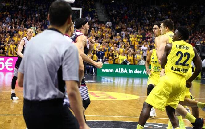 Eklat im 3. Spieldrittel: Sean Marshall (Bonn), links, und Kresimir Loncar (ALBA Berlin), geraten aneinander, rechts Dragan Milosavljevic (ALBA Berlin), Will Cherry (ALBA Berlin), vorne ein Schiedsrichter ALBA Berlin - Telekom Baskets Bonn Basketball, BEKO BBL , Herren, men, Saison 2015 2016 Berlin, 9.4.2016 , Mercedes-Benz Arena
