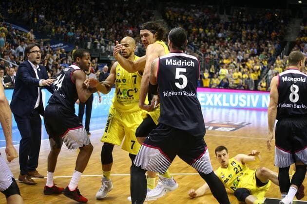 Eklat im 3. Spieldrittel: die Spieler geraten aneinander, hier von links Langston Hall (Bonn), Alex King (ALBA Berlin), Kresimir Loncar (ALBA Berlin), Dirk Mädrich (Bonn), am Boden Dragan Milosavljevic (ALBA Berlin), Andrej Mangold (Bonn), ALBA Berlin - Telekom Baskets Bonn Basketball, BEKO BBL , Herren, men, Saison 2015 2016 Berlin, 9.4.2016 , Mercedes-Benz Arena